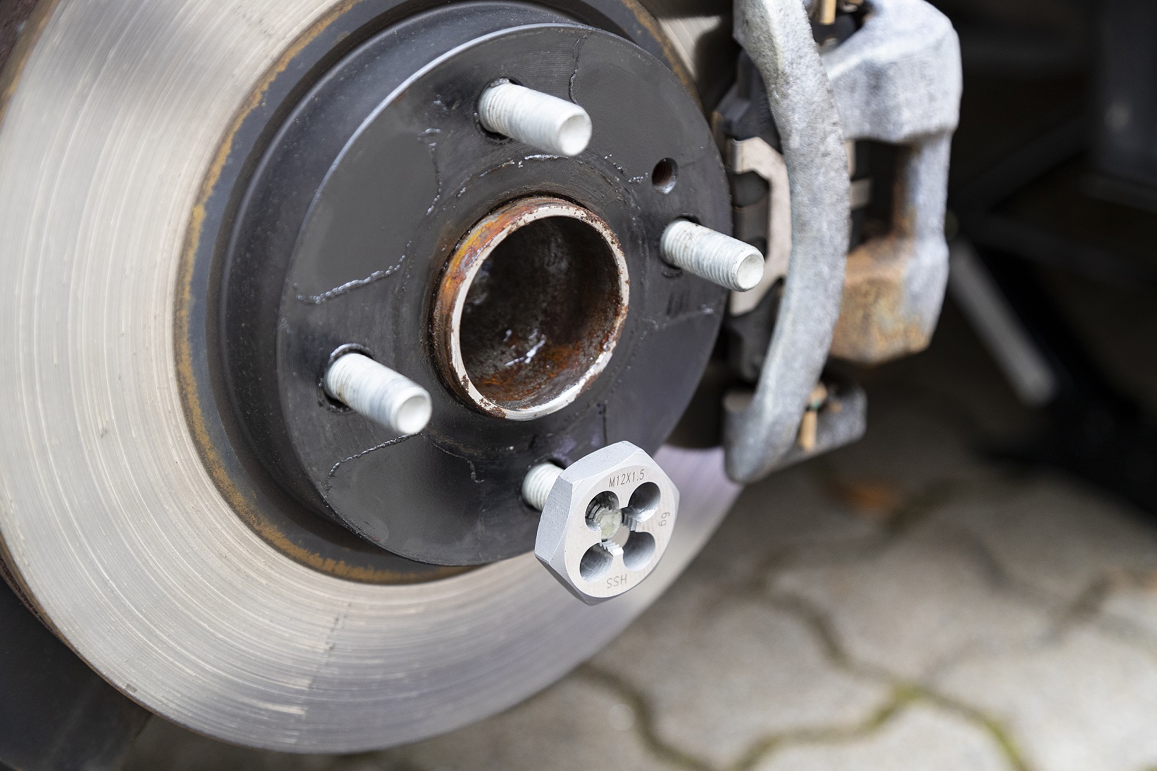 Tap & Hexagon Die Nut Set for wheel studs and wheel nuts thumbnail 2