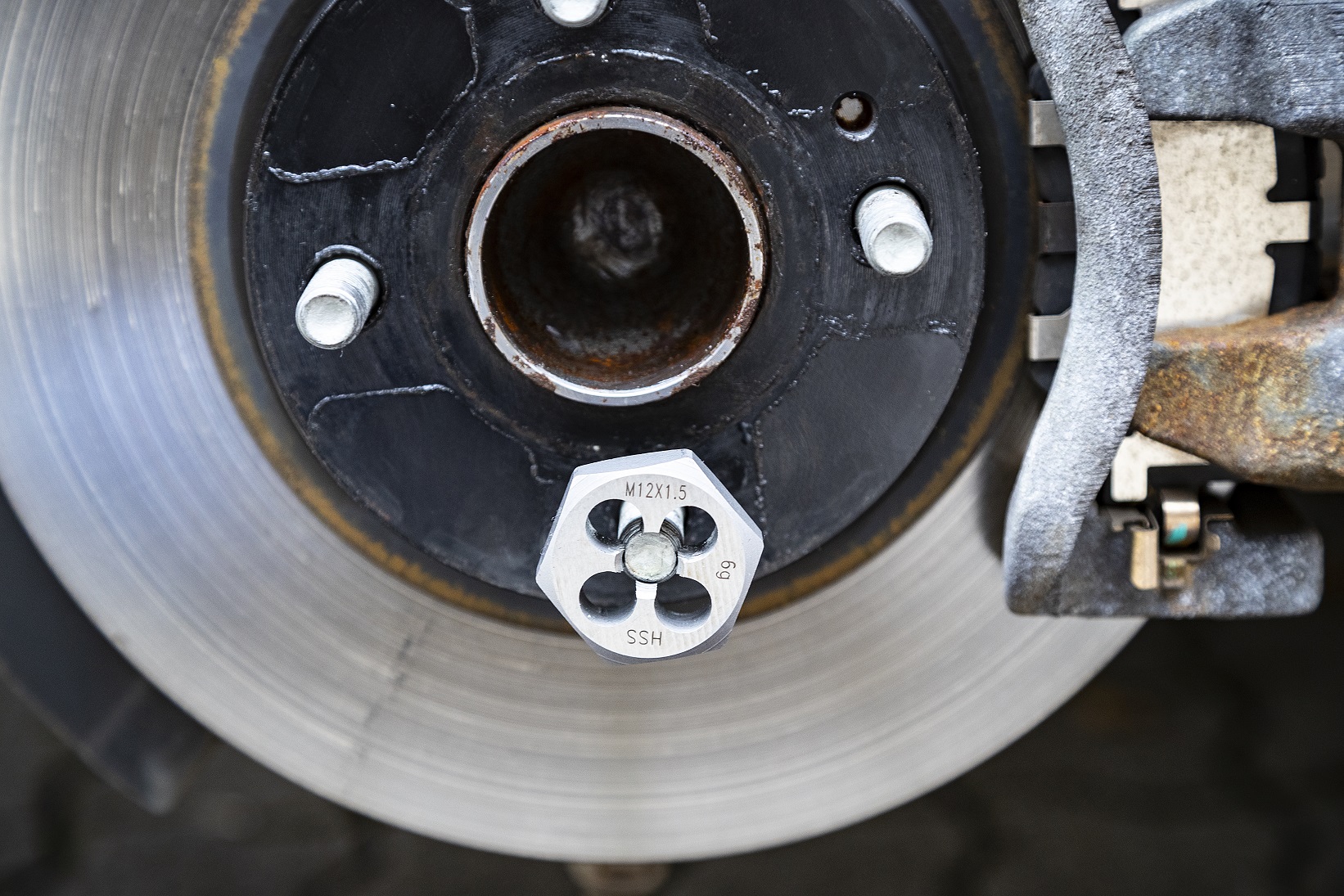 Tap & Hexagon Die Nut Set for wheel studs and wheel nuts thumbnail 3