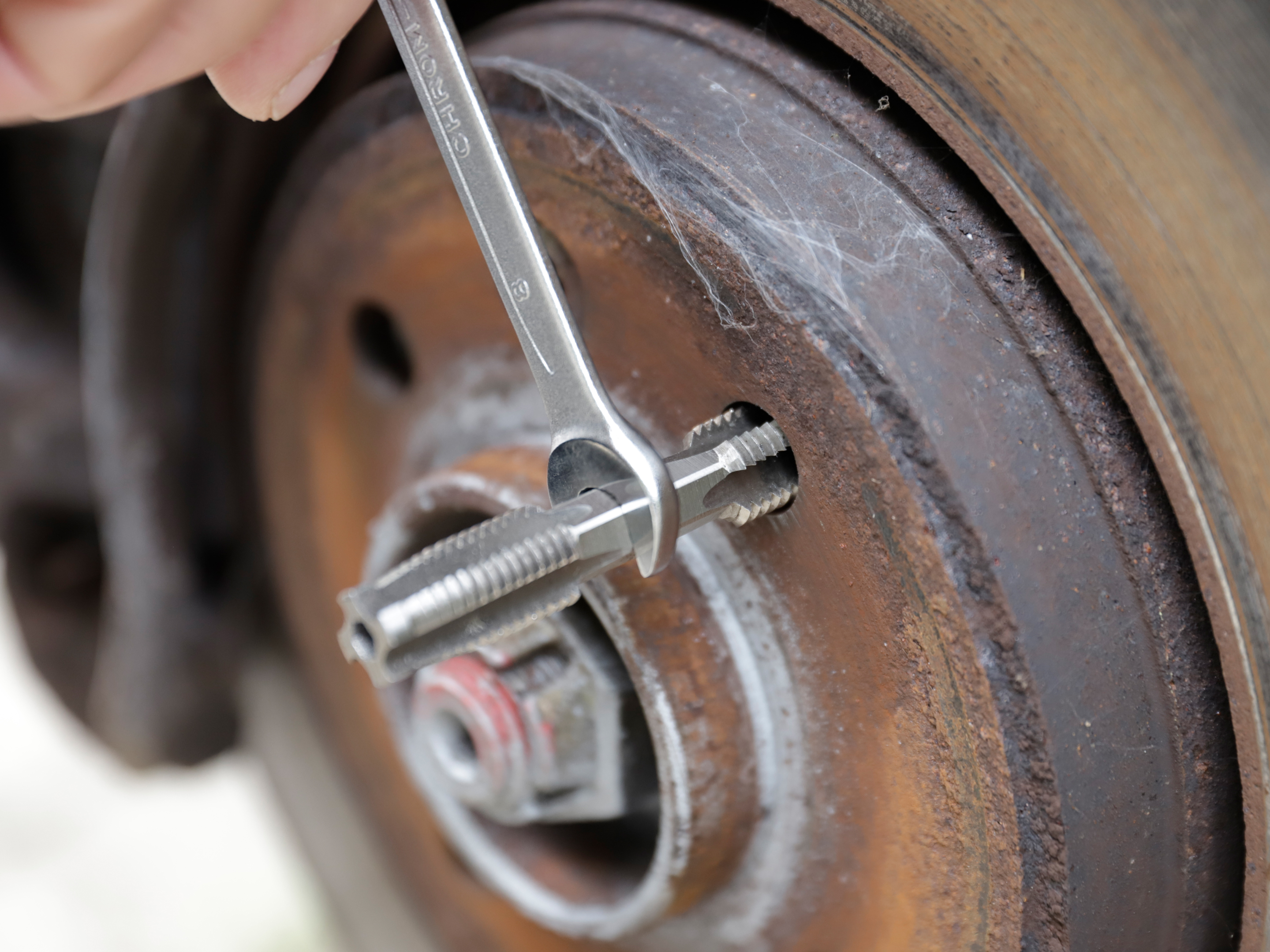 Tap & Hexagon Die Nut Set for wheel studs and wheel nuts thumbnail 5